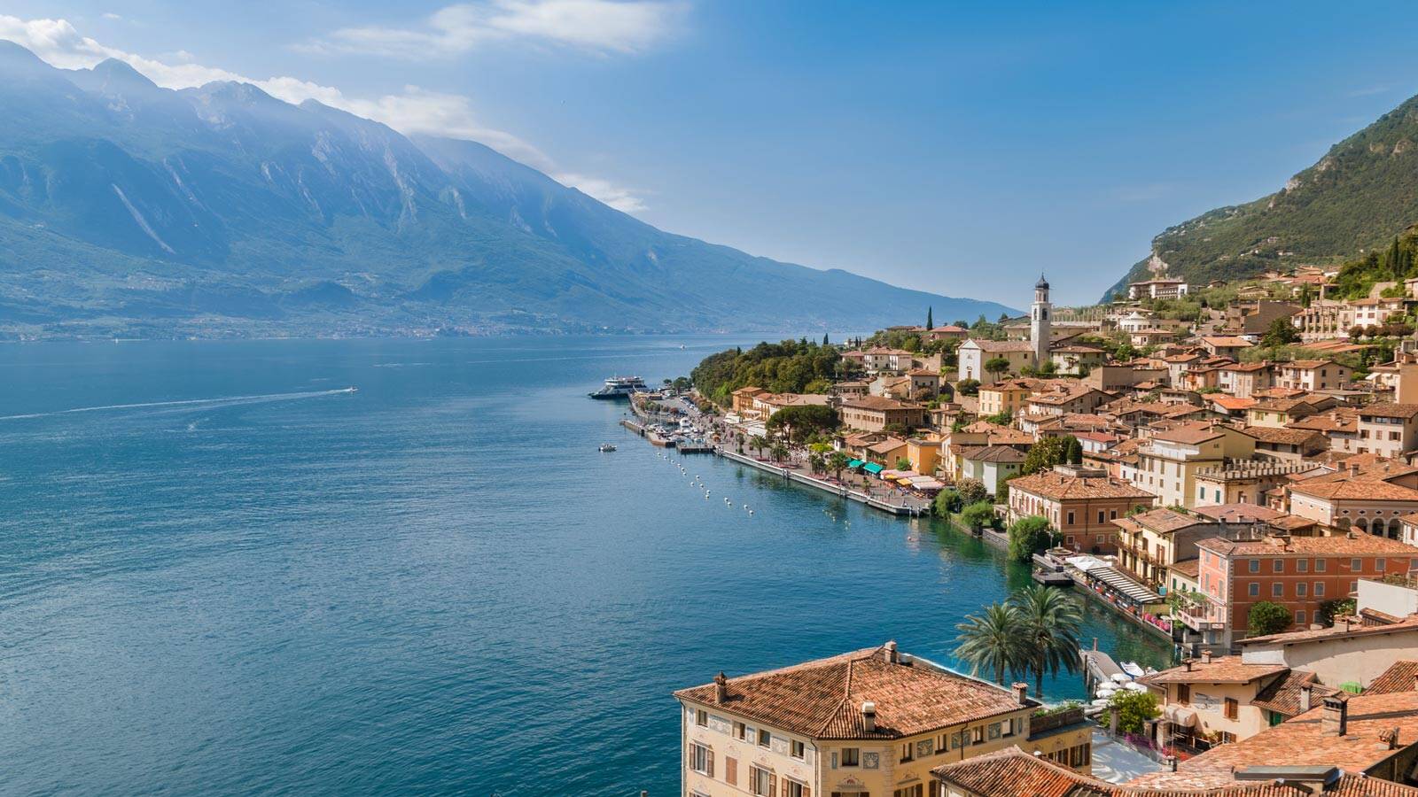 Les berges du lac de Garde et un petit village typique de Lombardie, en Italie